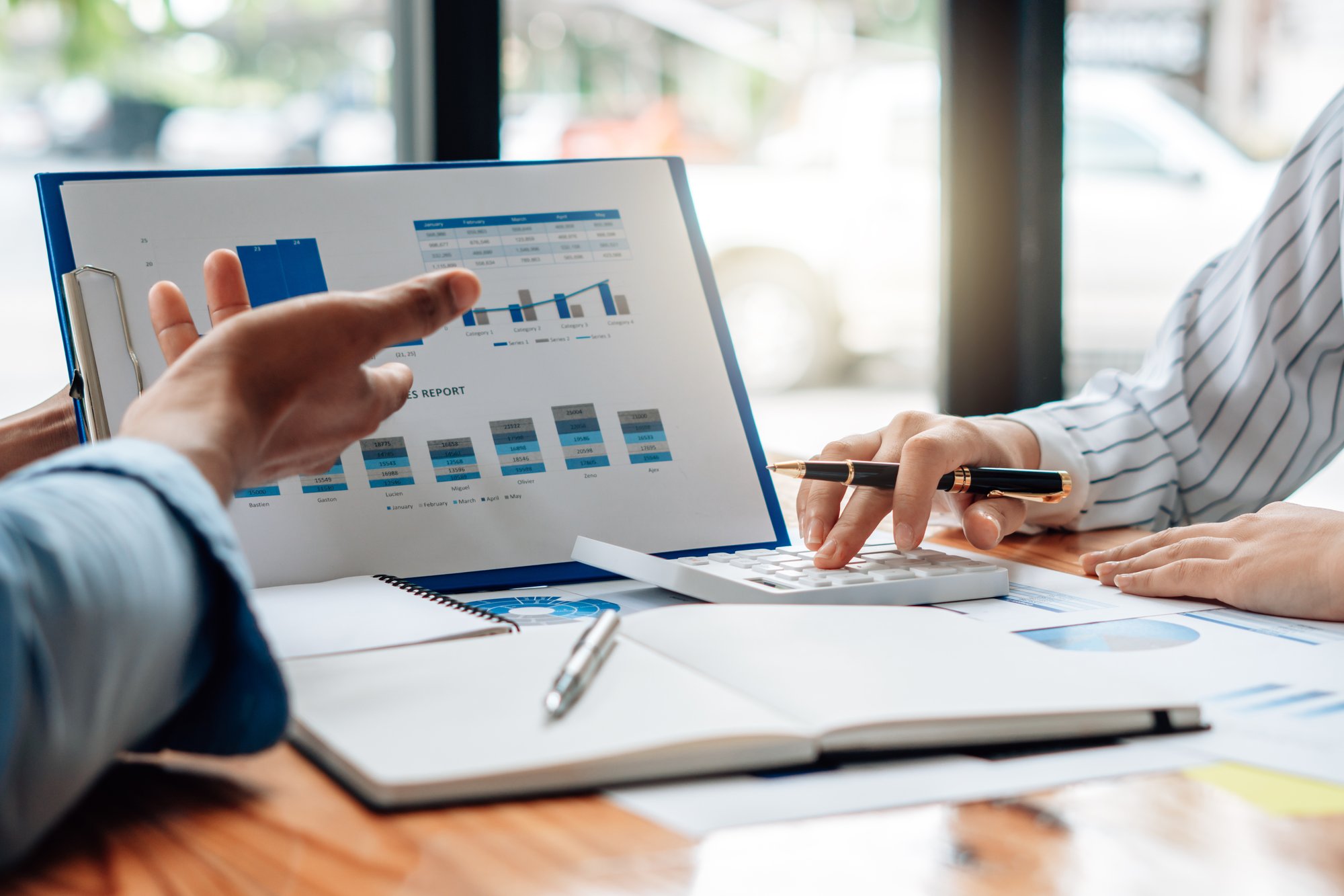 vecteezy_co-working-business-team-consulting-meeting-planning_7389853