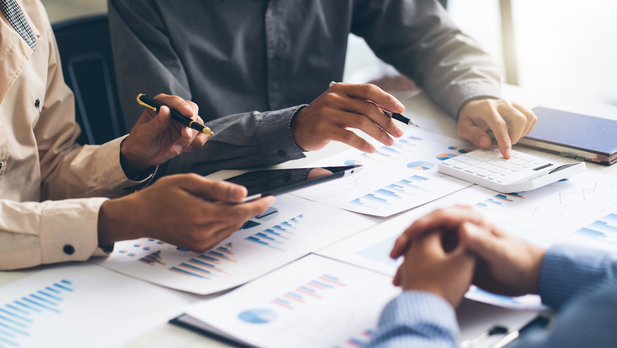 vecteezy_teamwork-of-business-colleagues-consultation-new-strategy_7389758